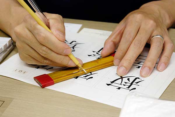 字游工房・溝引き定規と墨入れ