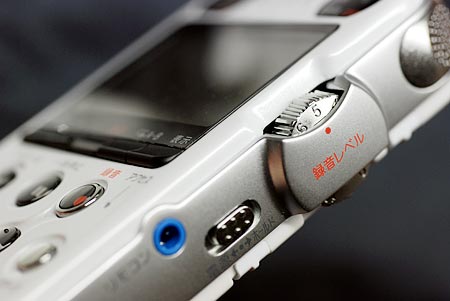 PCM-M10・録音レベルつまみと電源スイッチ