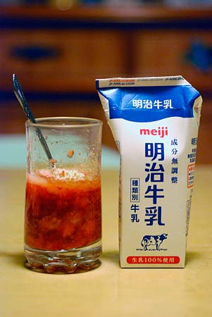 潰した苺と牛乳