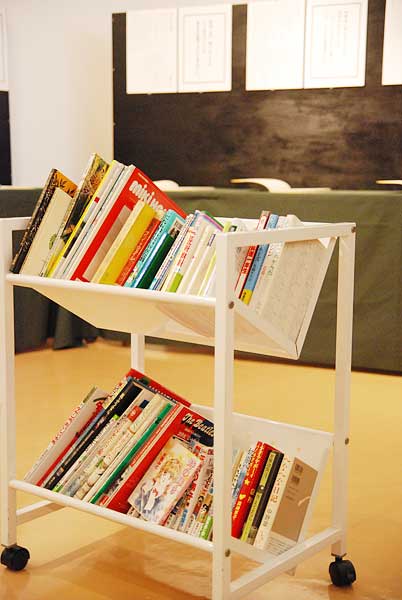 写植の時代展2・文字の食卓展の移動書架