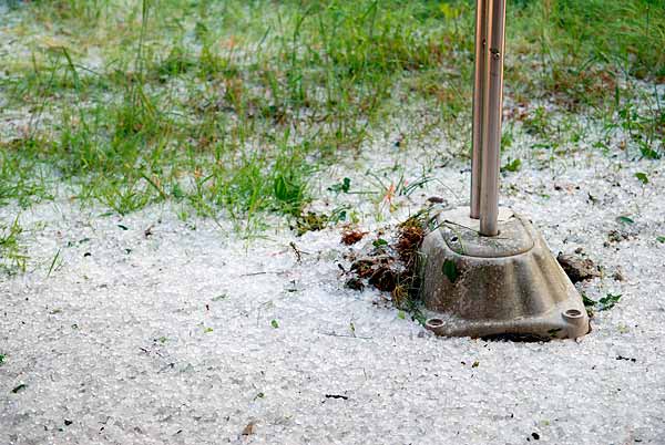 雹が降った自宅の庭