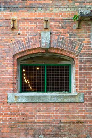 半田赤レンガ建物の窓