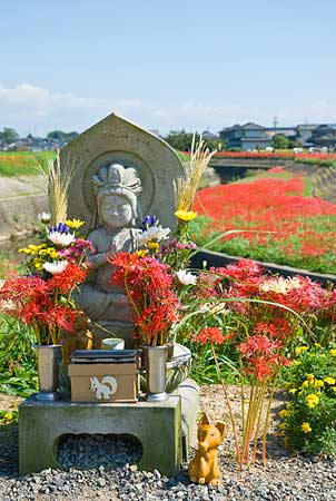 半田市矢勝川堤防のお地蔵さん
