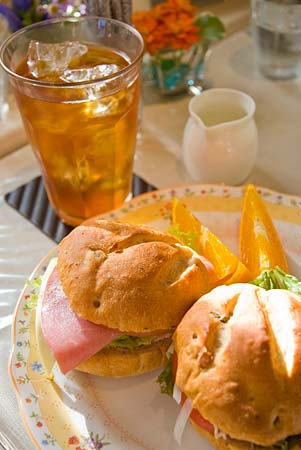 T’s CAFE サンドウィッチとオリジナルブレンドアイスティー