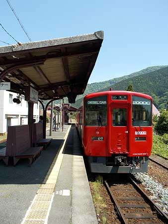 立野駅のキハ200系