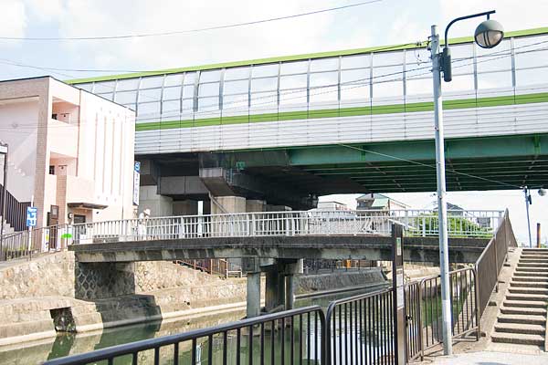 京阪藤森駅前の橋