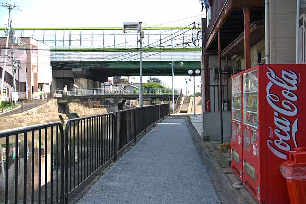 京阪藤森駅前・疎水沿いの道