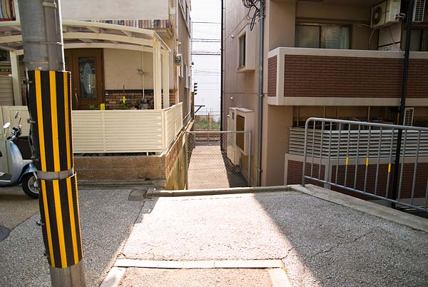 京阪藤森駅前・日向をジャンプ