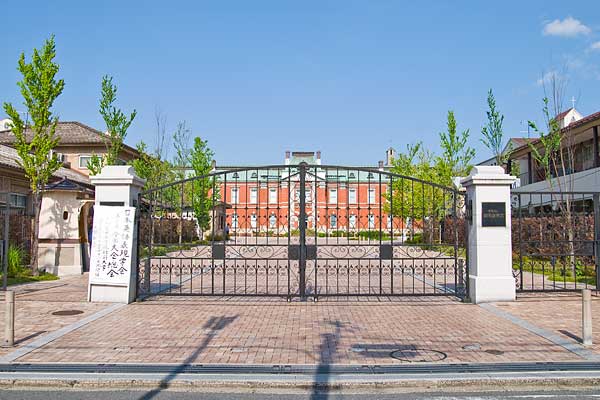 聖母女学院正門前