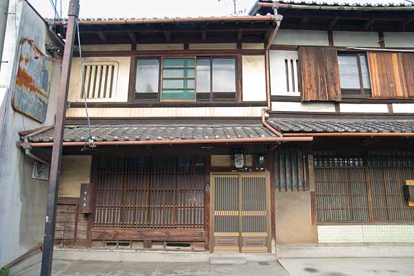 深草商店街の古い住宅