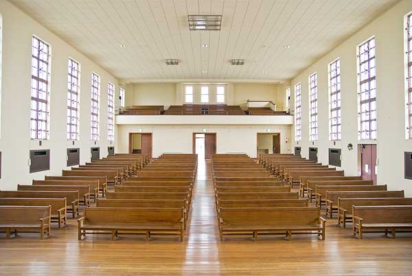 豊郷小学校・講堂の演台から