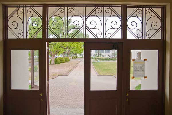 豊郷小学校・講堂入口の窓