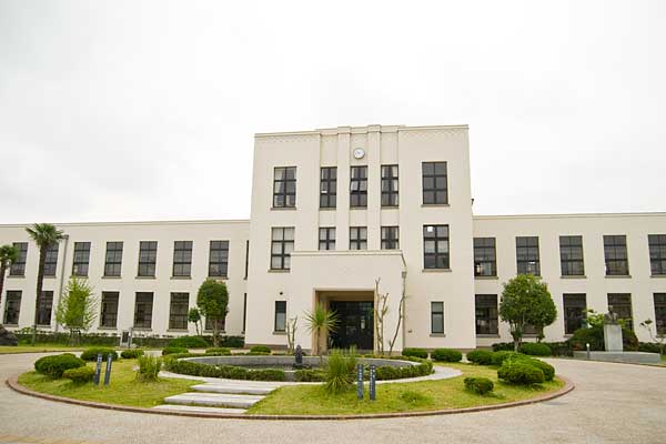 豊郷小学校・玄関前