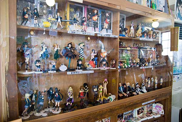 豊郷小学校・けいおんフィギュア群
