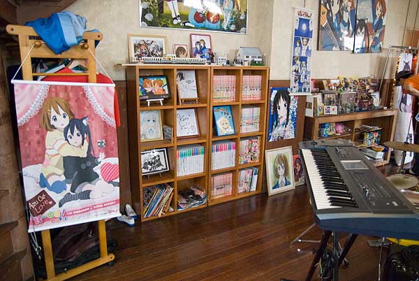 豊郷小学校・けいおん掲載雑誌の本棚