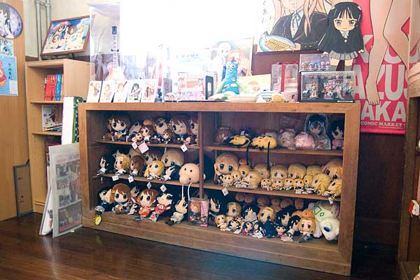 豊郷小学校・けいおんぬいぐるみ群