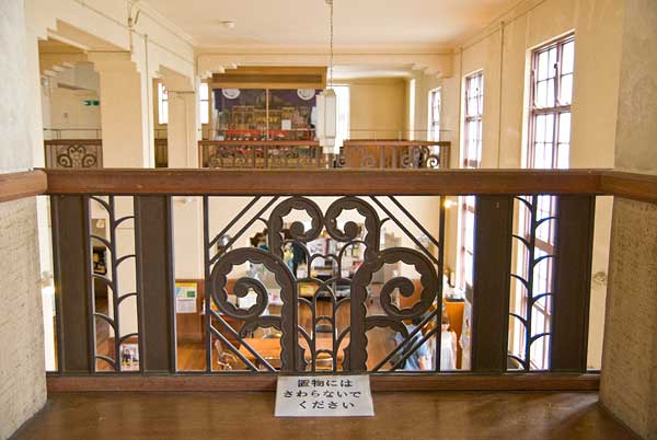 豊郷小学校・酬徳記念館2階手摺