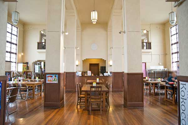 豊郷小学校・酬徳記念館入口から
