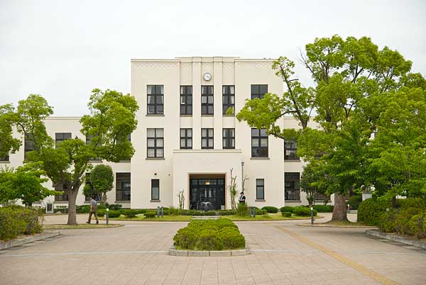 豊郷小学校・正面玄関