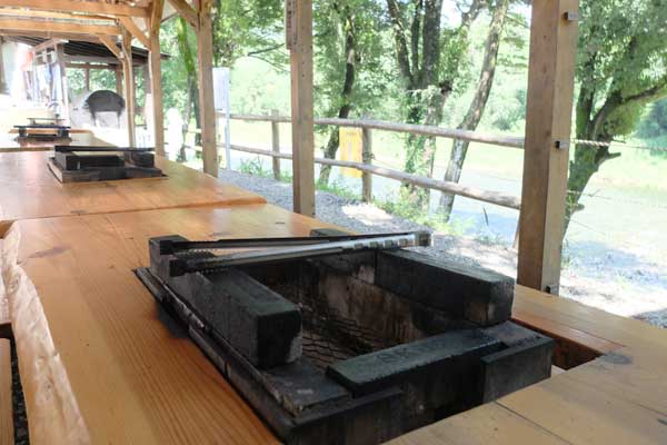かなの里・川沿いの炉