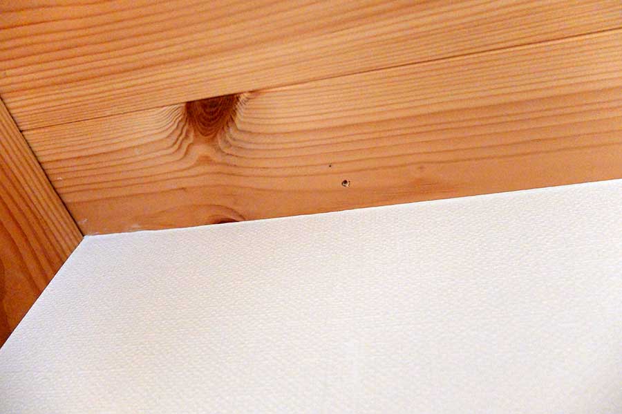 天井に穴開け