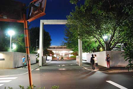 武蔵野美術大学・夕方の正門